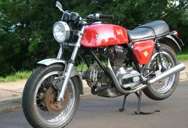 Who runs their Commando between 7998 and 8022 rpm?