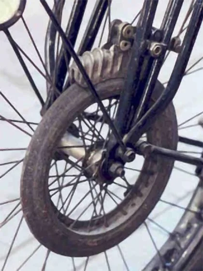 First man to use disc brakes on 2 wheels ?