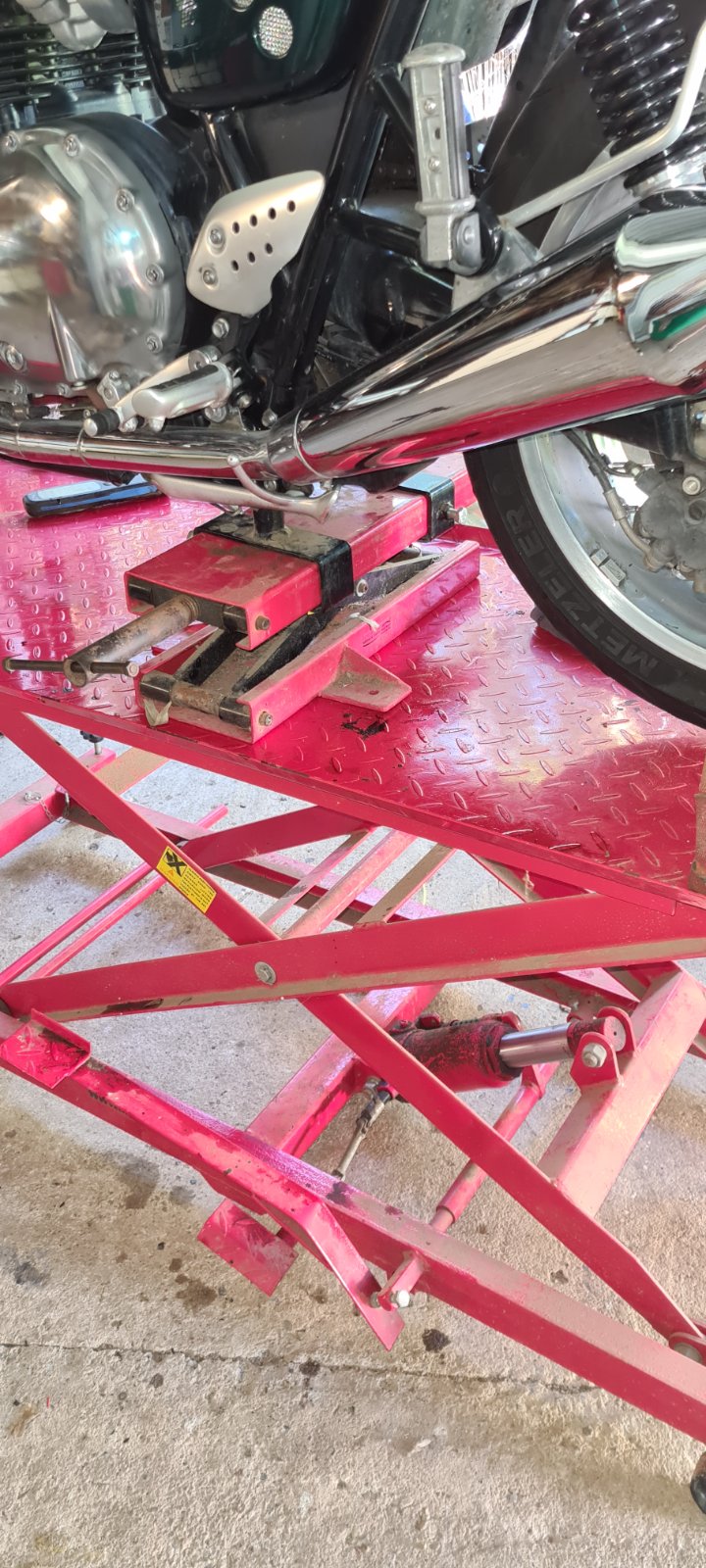 How to jack up rear of bike while on a lift