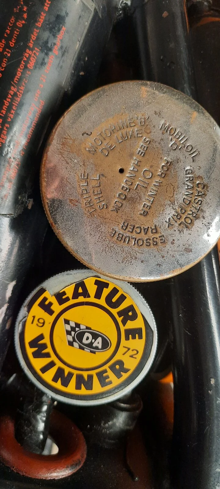Oil tank cap - two different types at hand, which is correct?