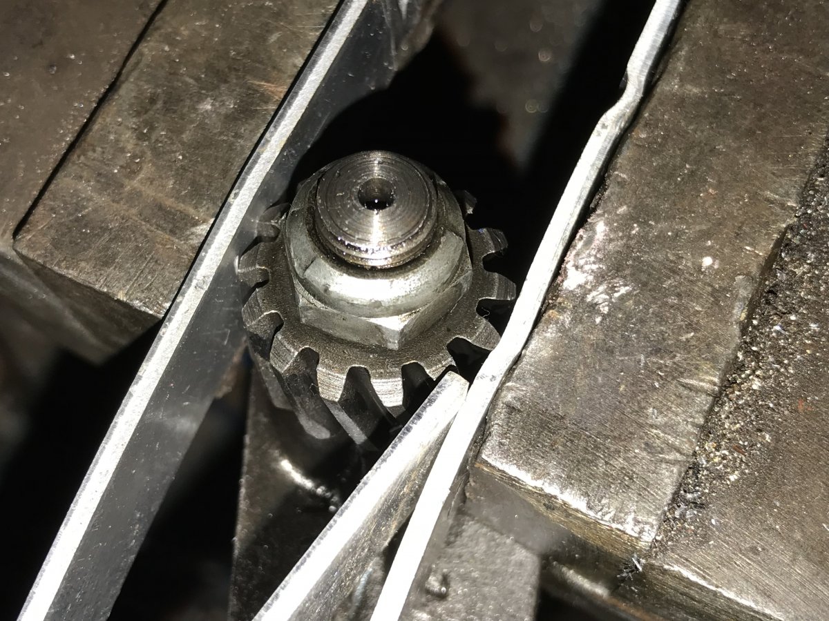 How to tighten the oil pump shaft lock nut?