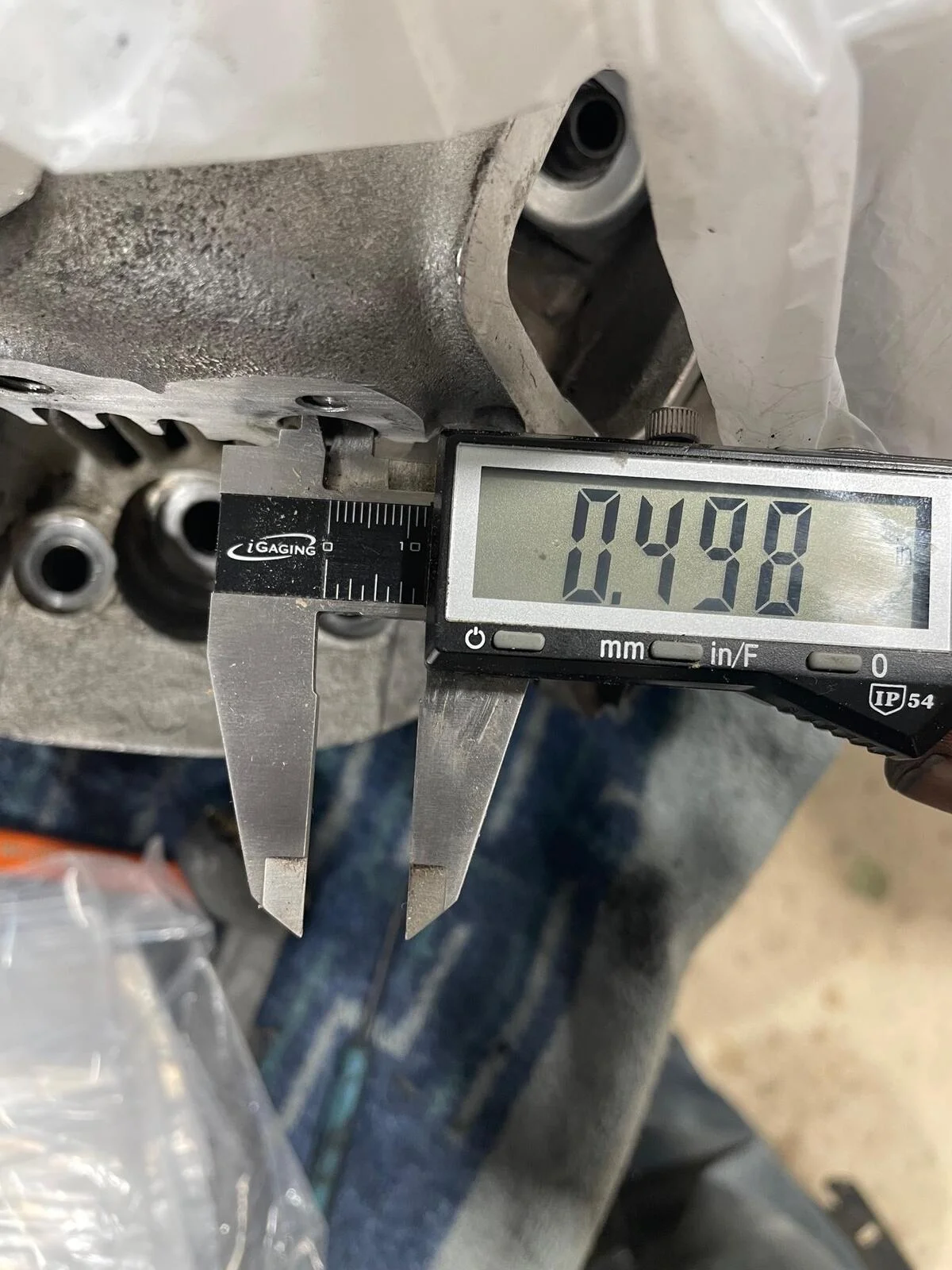 One piece rocker spindle plate fitment