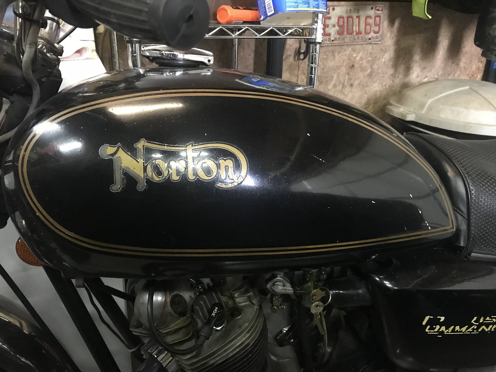 Seeking Correct  Black and gold Roadster paint work
