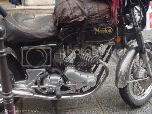 A Norton rats in Paris