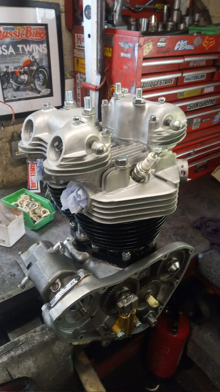 Magneto to engine joint