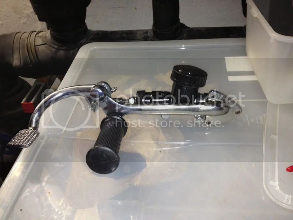 Camshaft bushes and breather