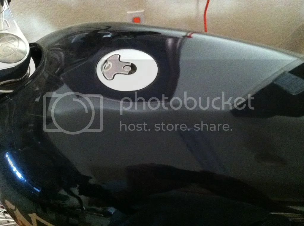 Locking petrol tank cap