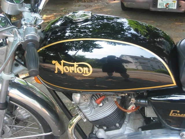 Reasonable '75 Commando paint jobs, New question