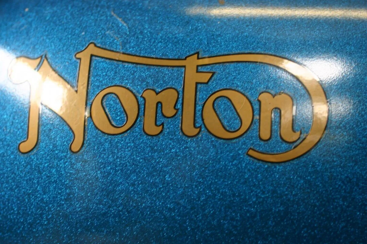 Seeking Correct  Black and gold Roadster paint work