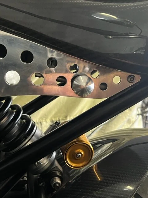 On the road Dominator 961 Tail Removal