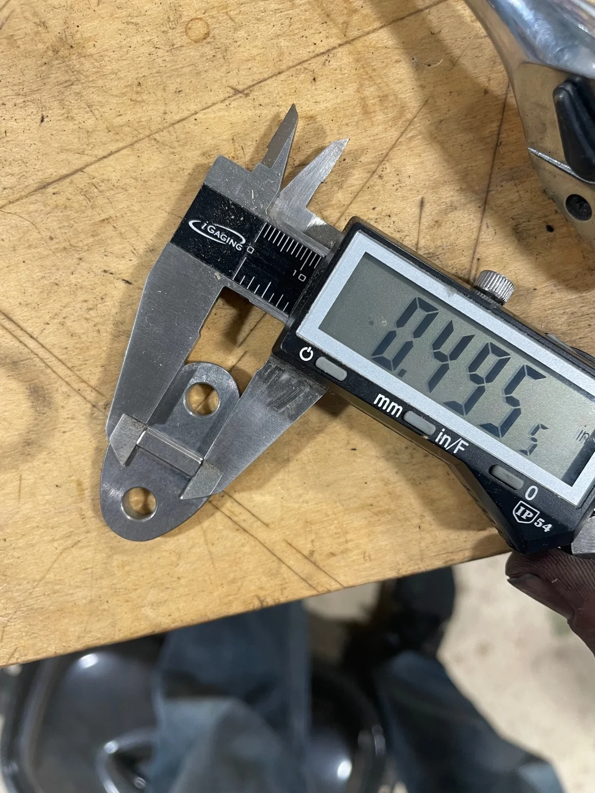 One piece rocker spindle plate fitment