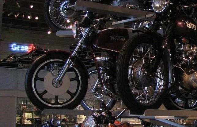 Watching "Chasing Classic Cars"  at Barbers, what was the E start Norton , with mag wheels and a one piece body?