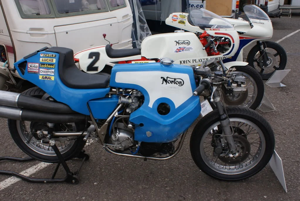 72 JPN  F 750 . Commando .