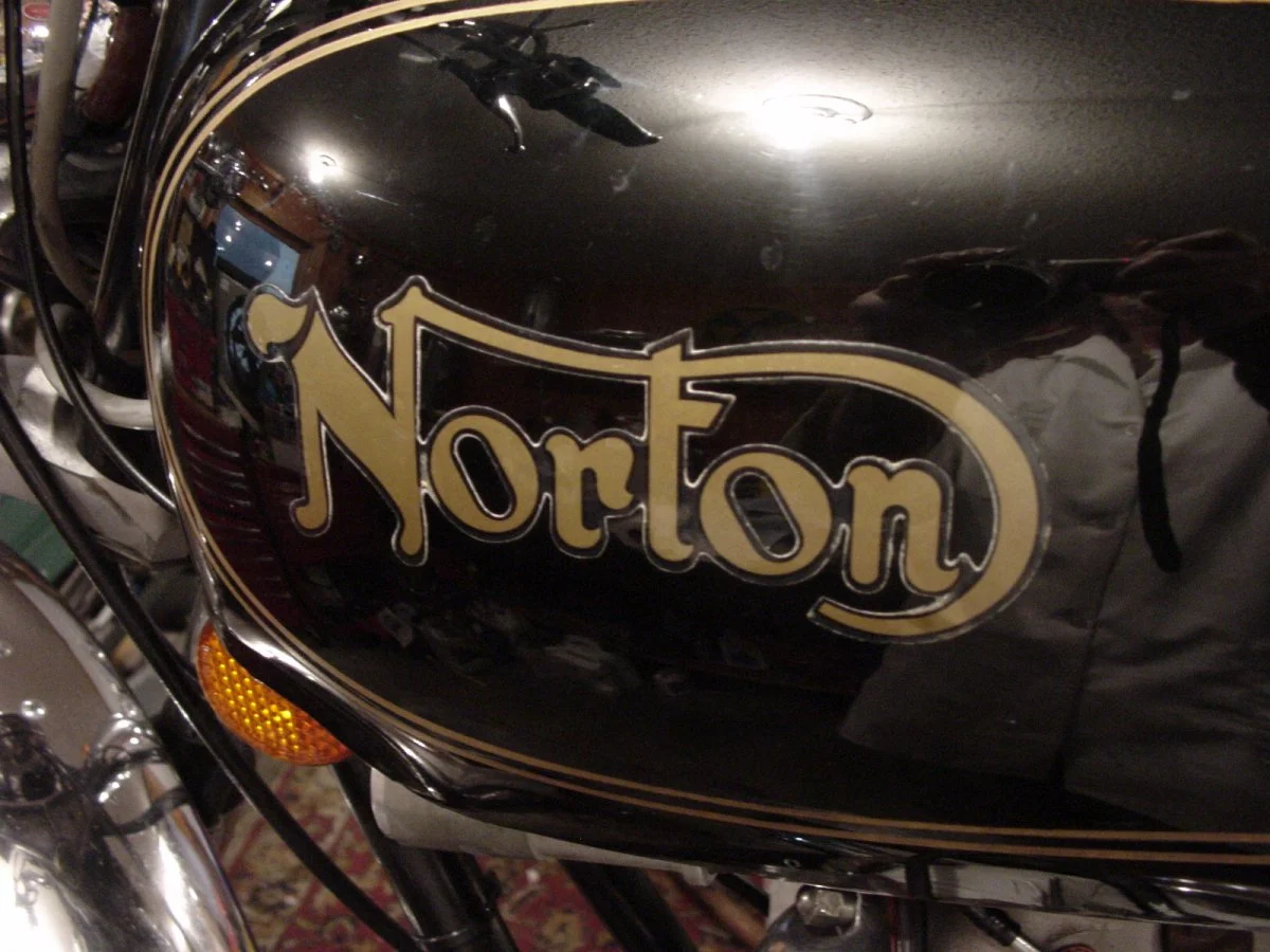 Seeking Correct  Black and gold Roadster paint work