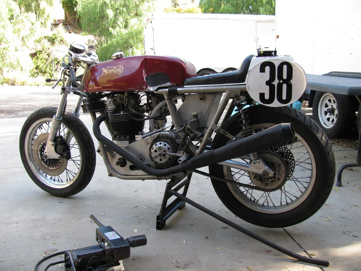 Mick Ofield racing on Norton at Willow Springs