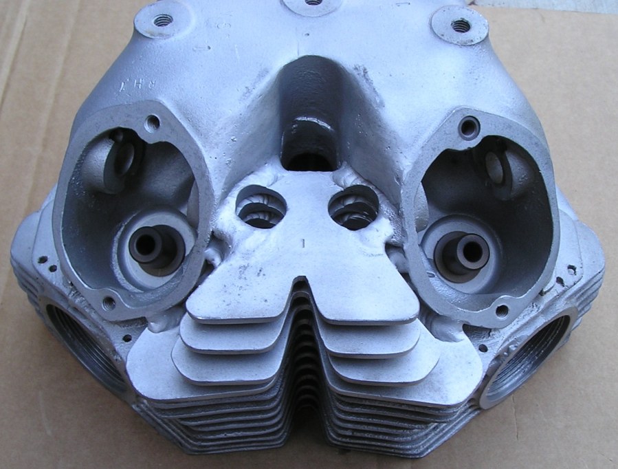 Finned rocker oil feed