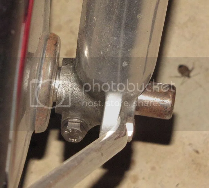 Gap in front axle (2012)