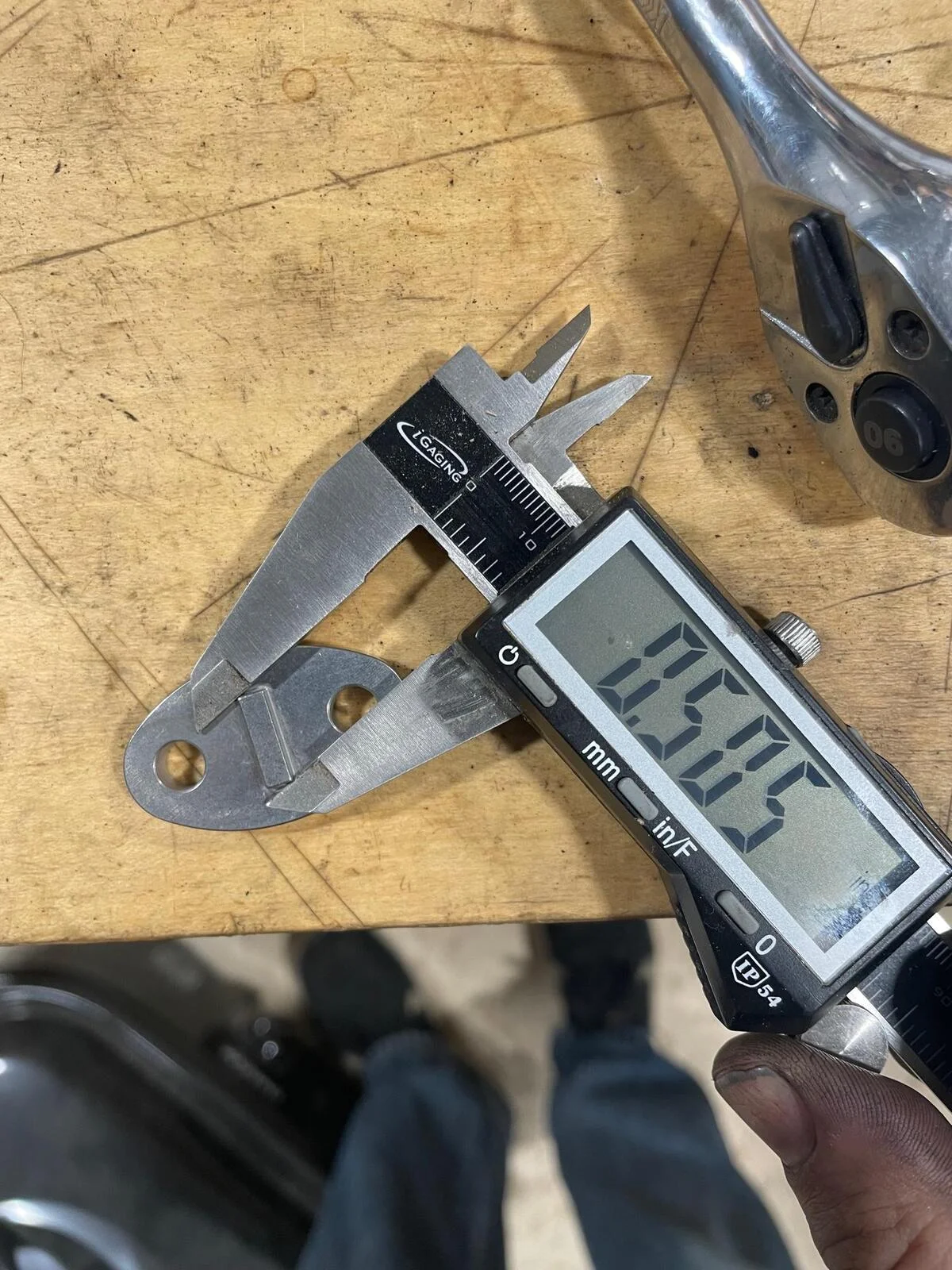 One piece rocker spindle plate fitment