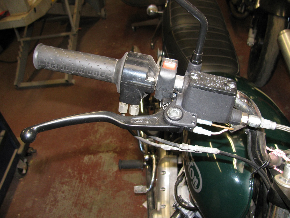 Brake lever electrical connection