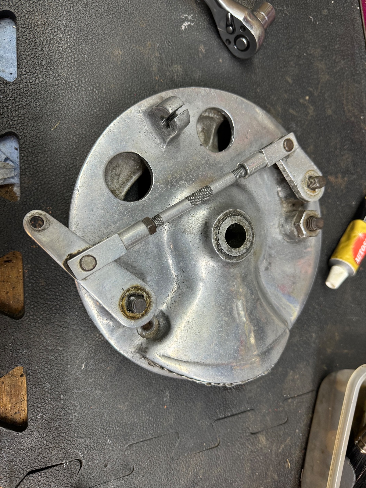 Front twin leading shoe brake