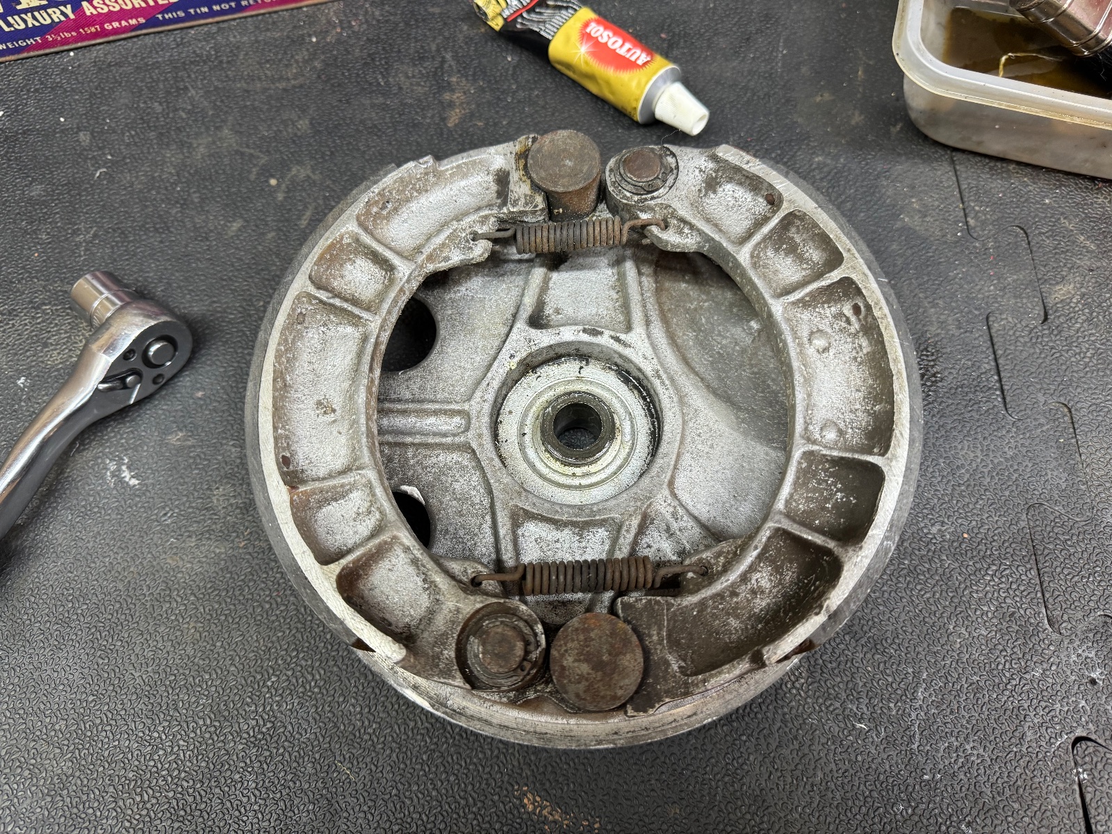 Front twin leading shoe brake