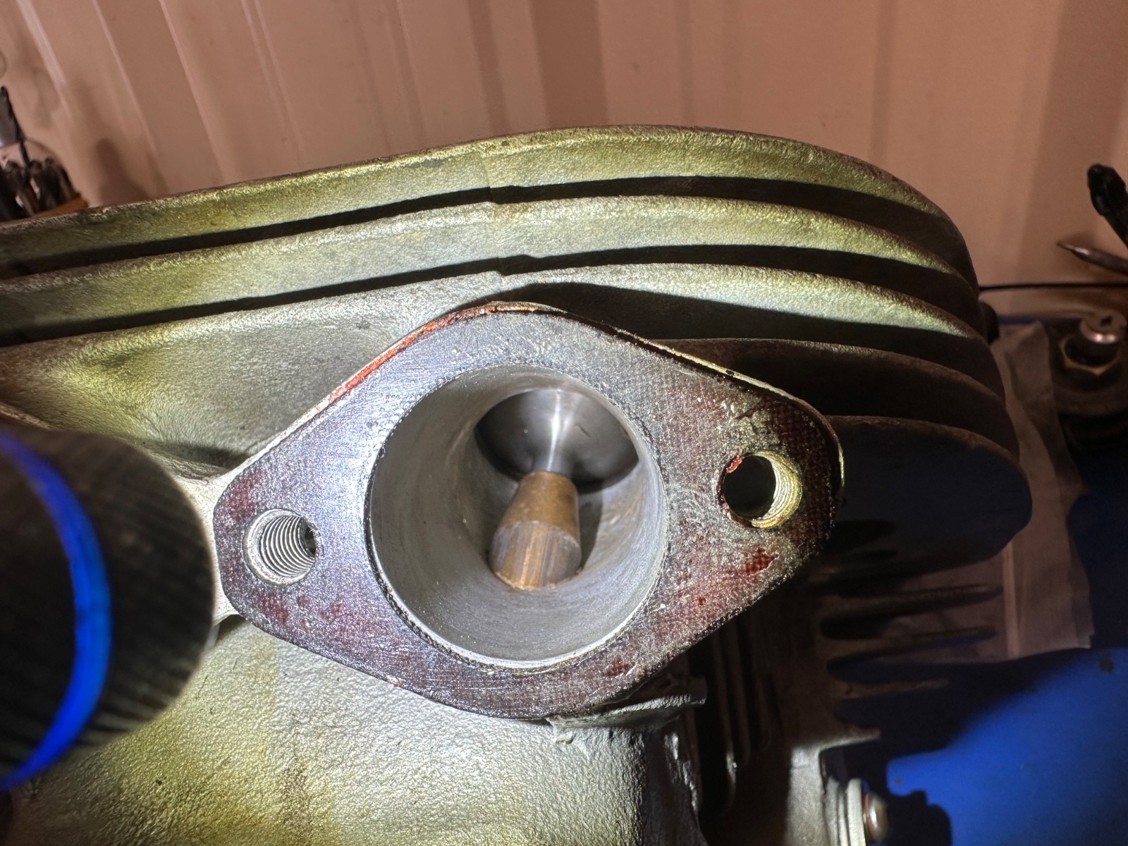 Oil dripping between exaust valve guide and head.