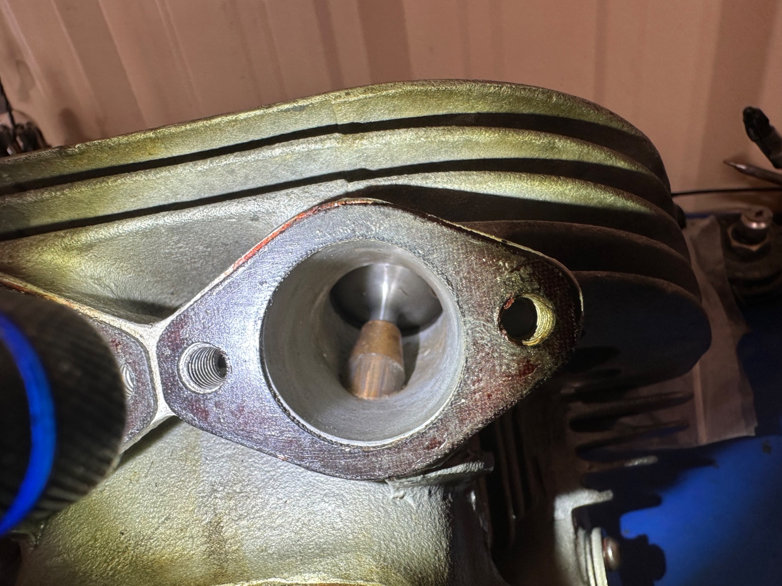 Oil dripping between exaust valve guide and head.