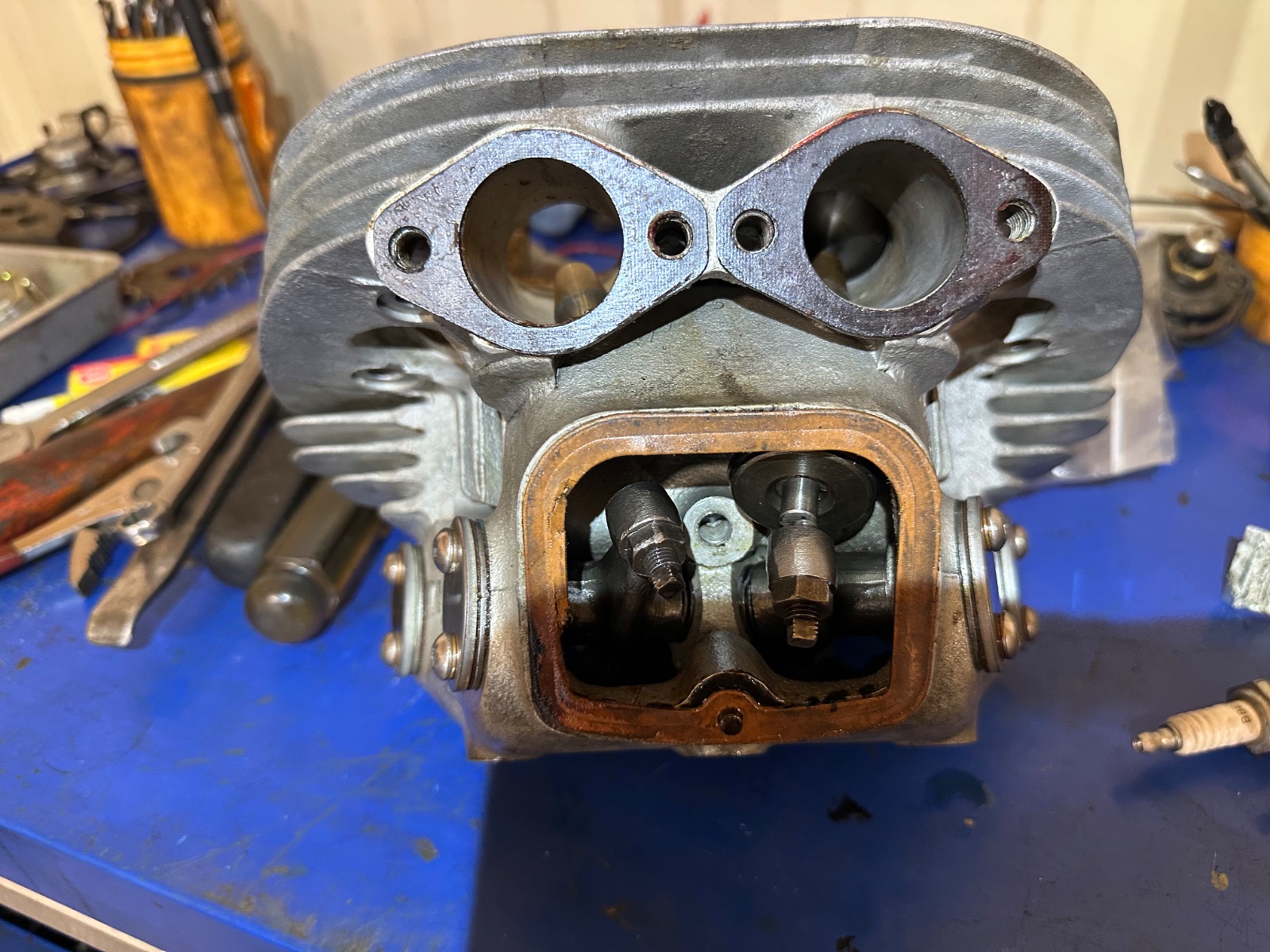 Oil dripping between exaust valve guide and head.