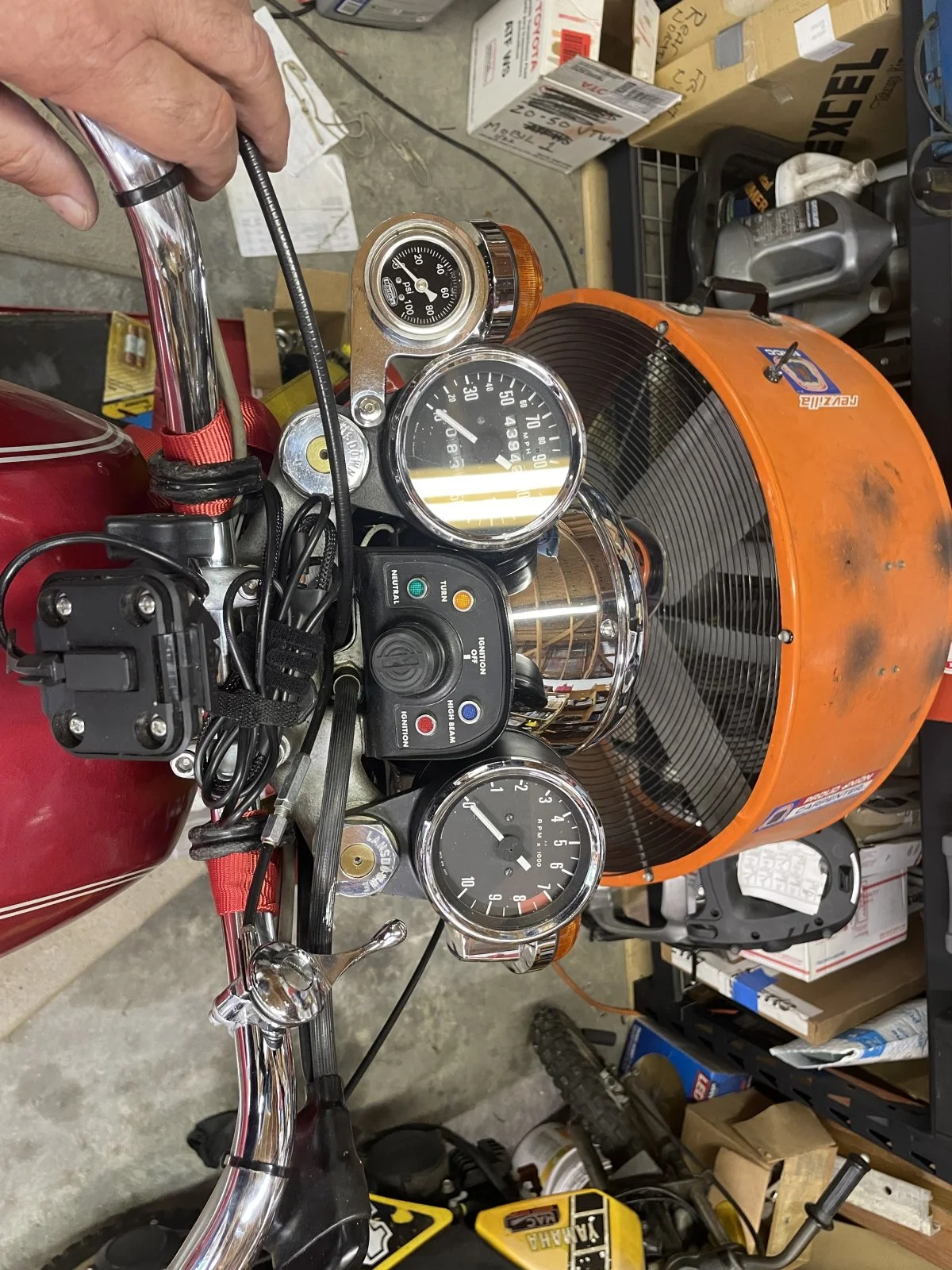 Who makes an oil pressure gage kit?