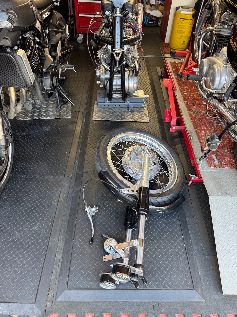 Slimline featherbed road holder forks