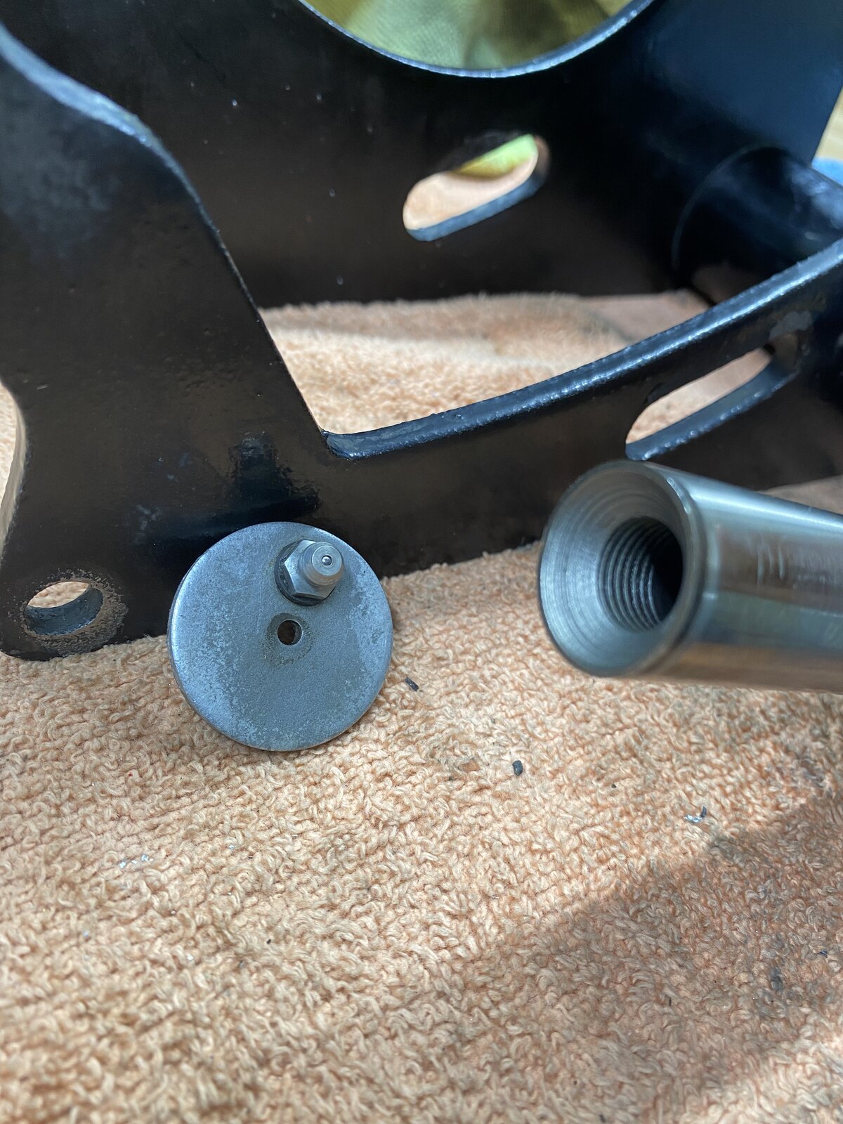 Swinging arm spindle installation