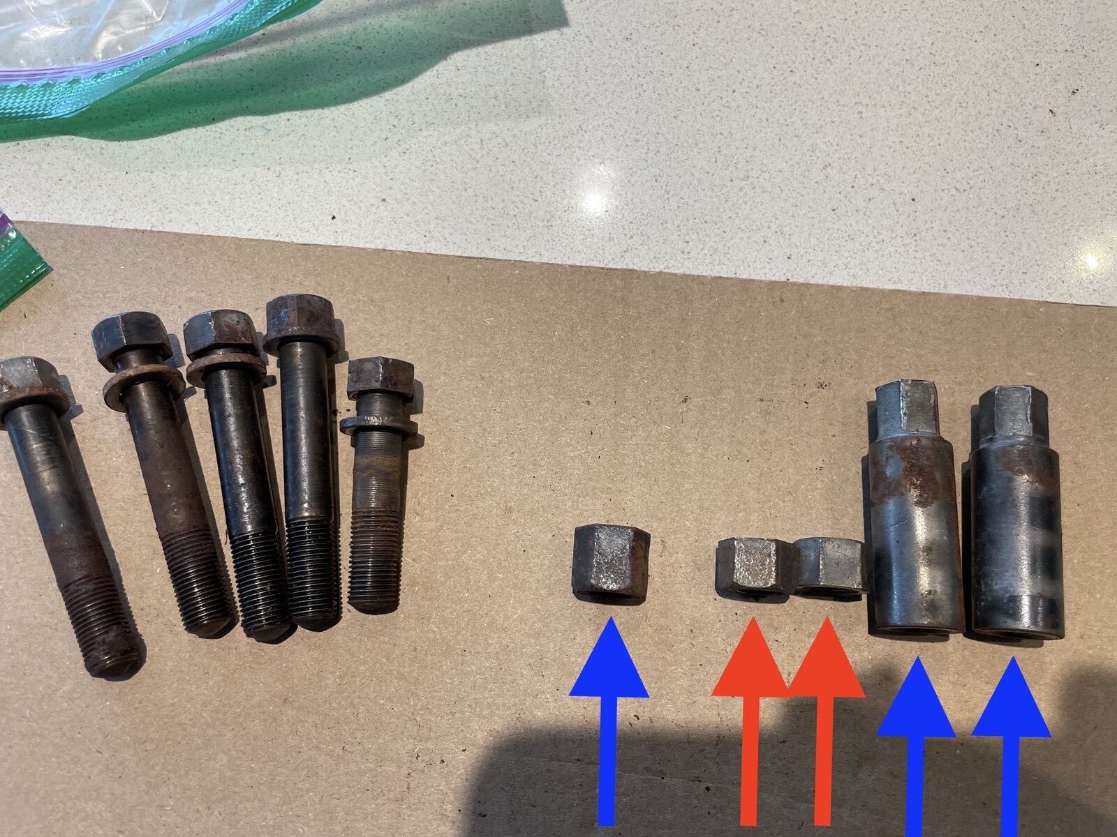 Am I missing 2 washers from my Cylinder head ?