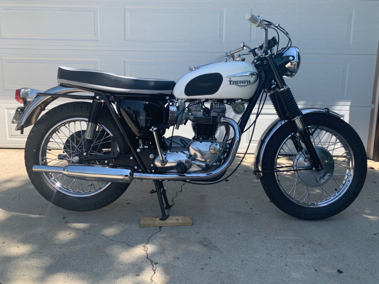 2 beautiful Triumphs for sale on Motoauct.com