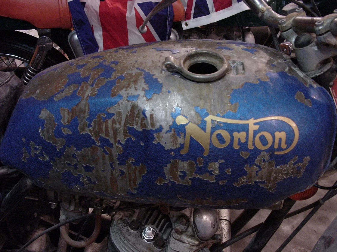 Black line boarder on Norton gold for 850,s