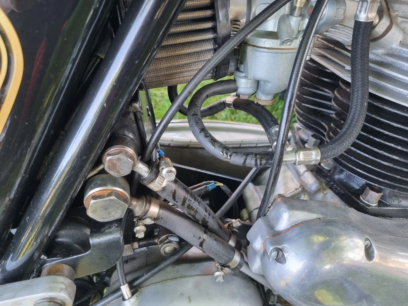 Norton Commando oil leaks Access Norton