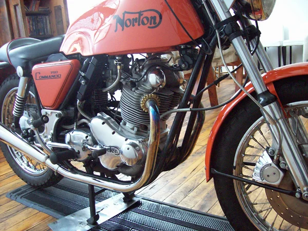 Pictures of your Norton Commandos