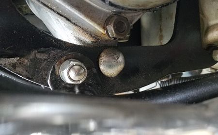 Lower engine mount bolt/stud question