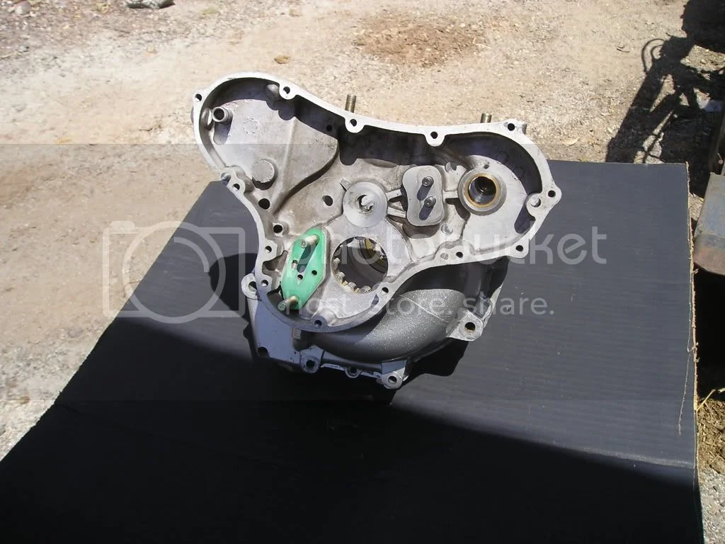 Camshaft bushes and breather