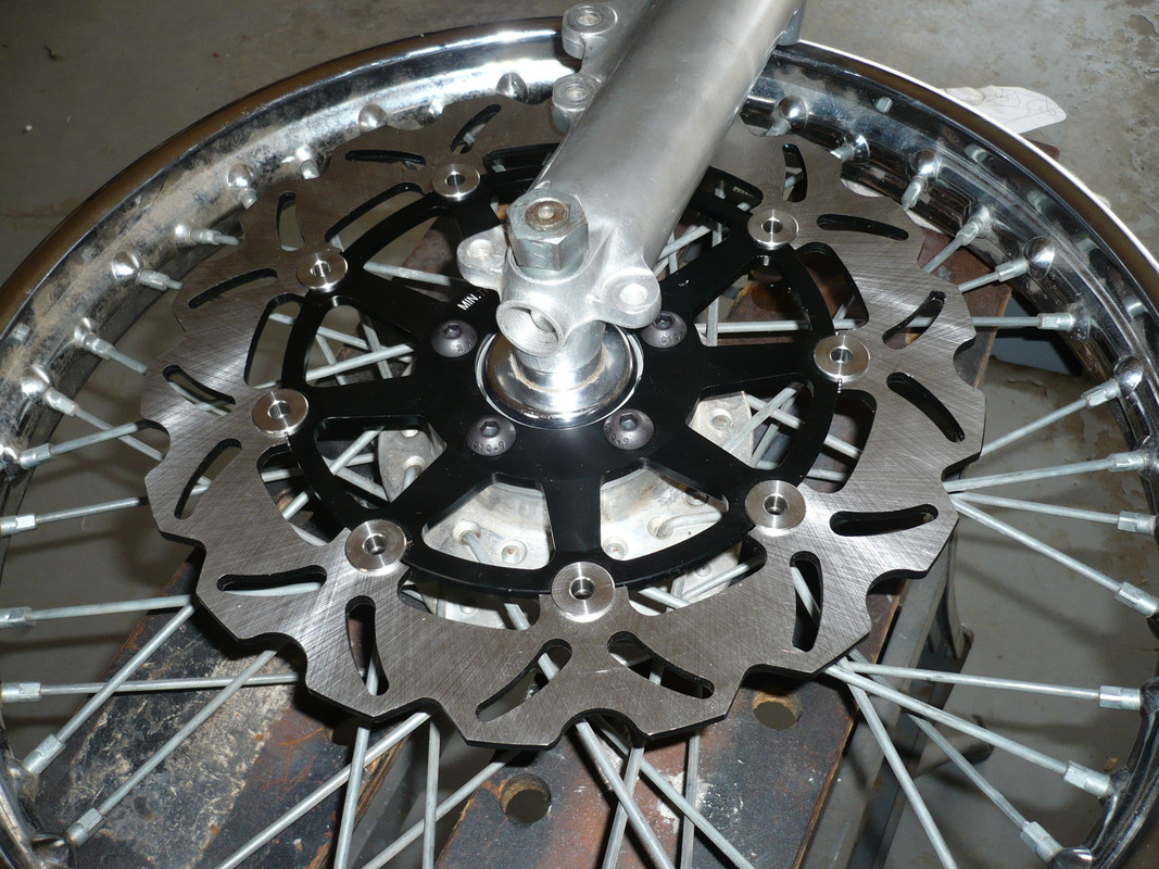 Large disc for standard 5 stud wheel