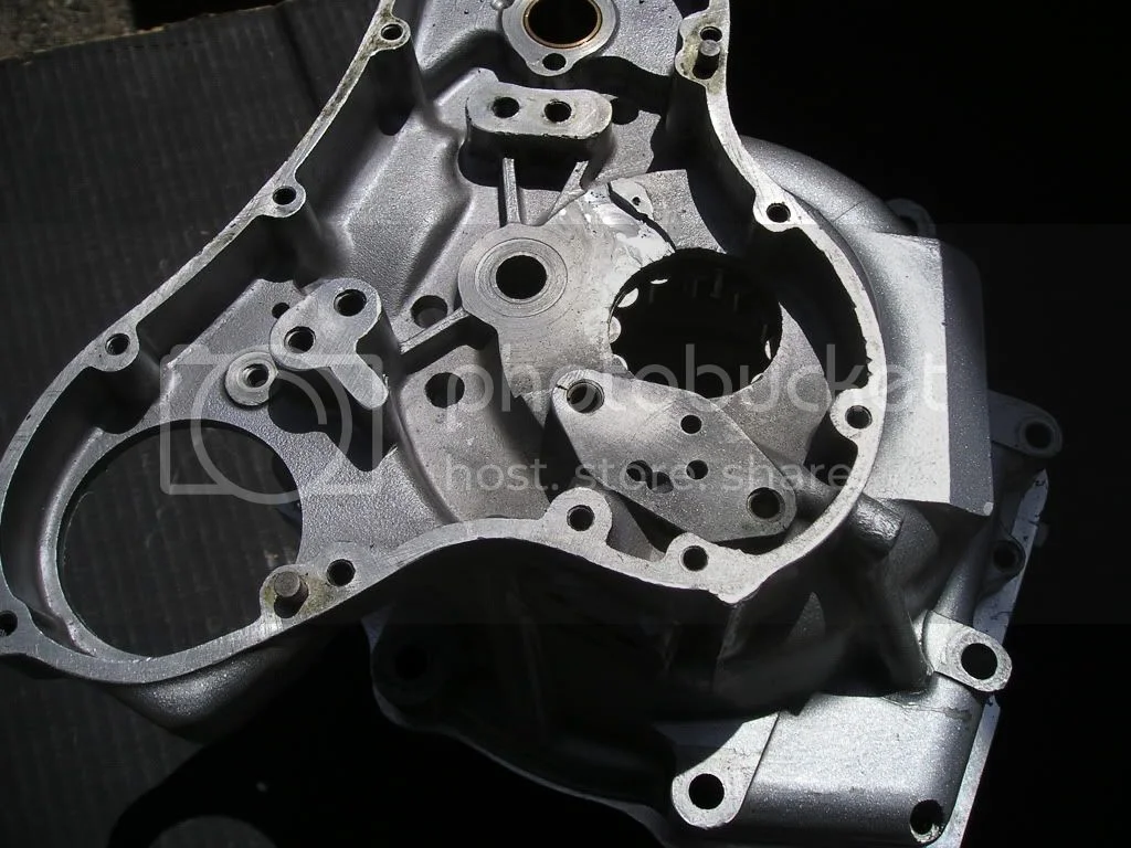 Camshaft bushes and breather