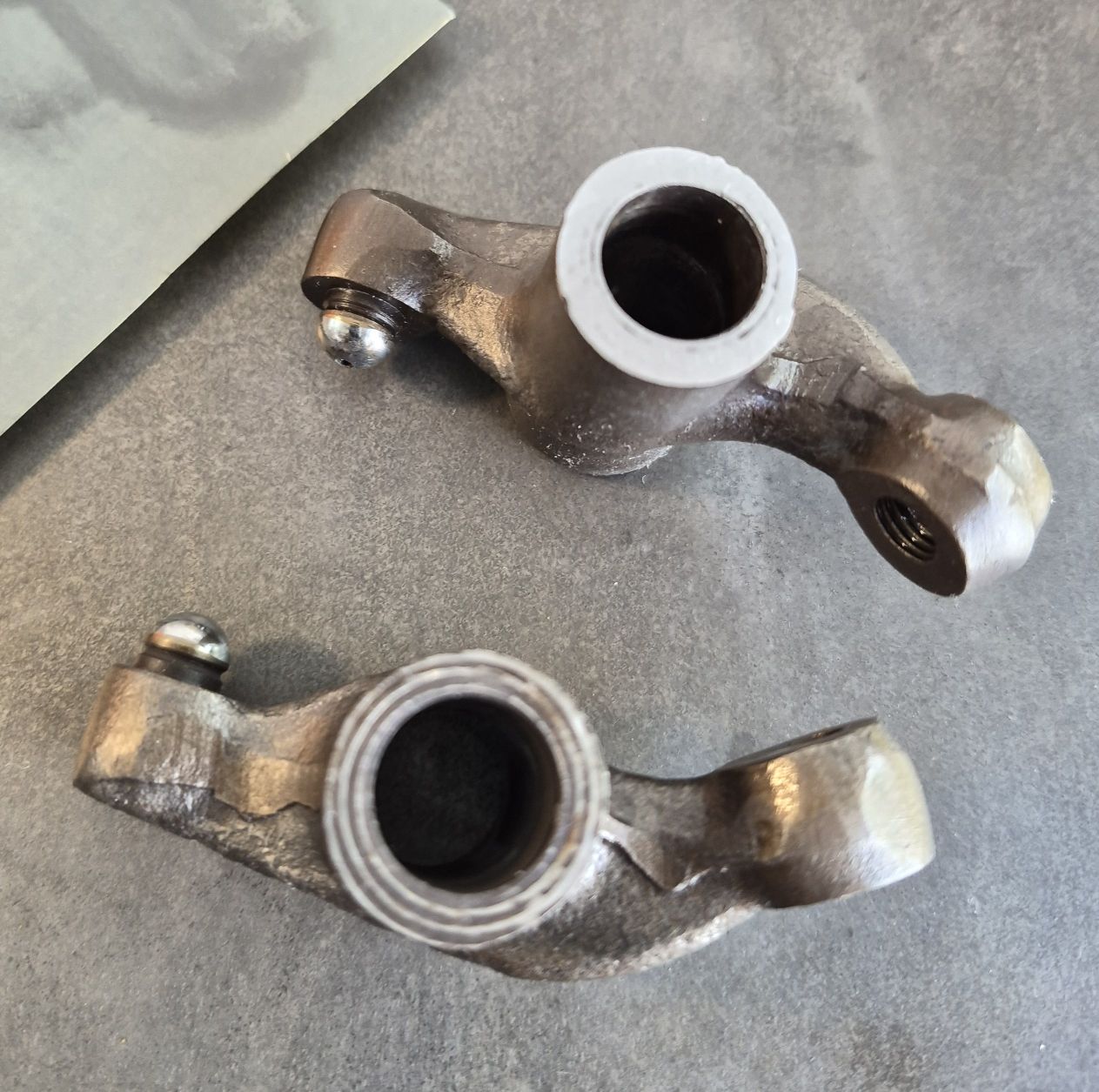 Should there be grooves on the rocker ends?
