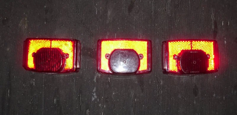 Rear lamp lens...has no reflector??