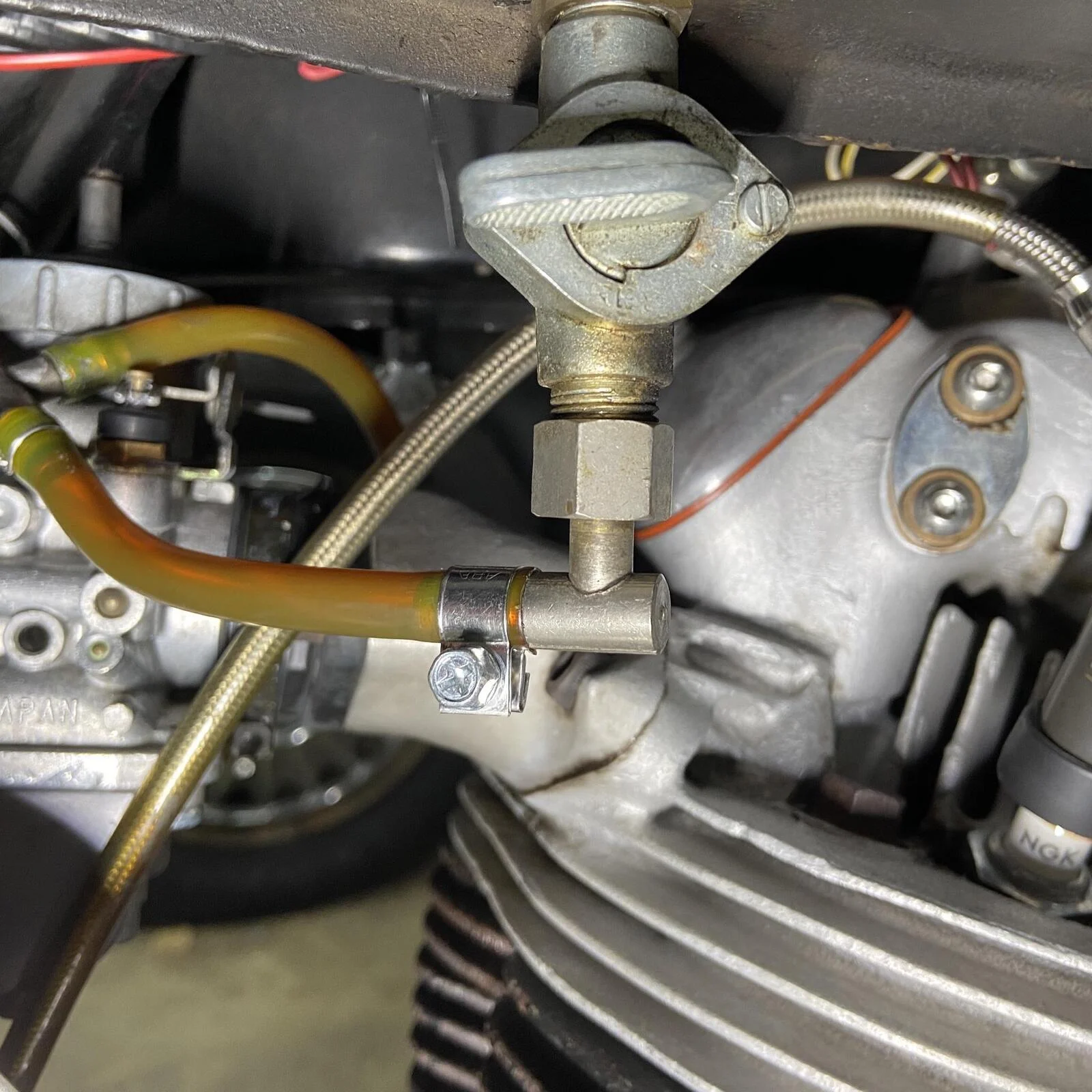 Right angle fuel nipple