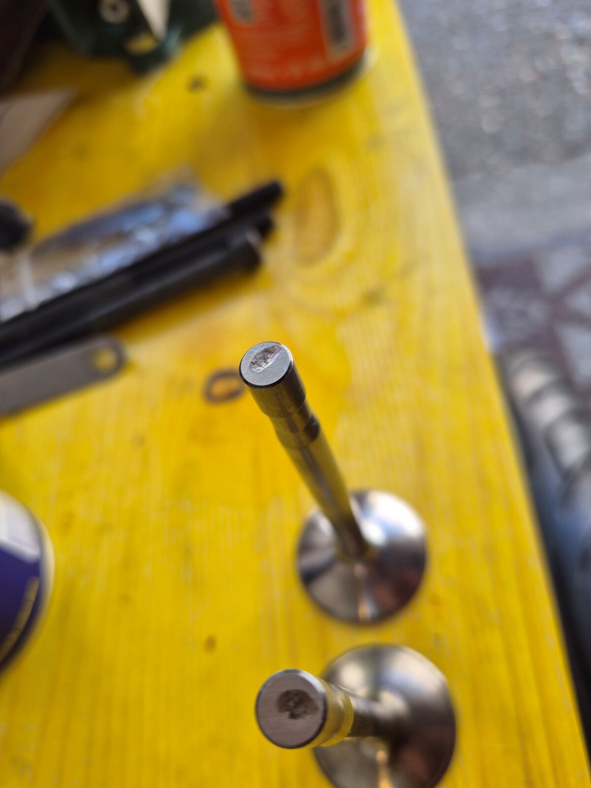 Should there be grooves on the rocker ends?