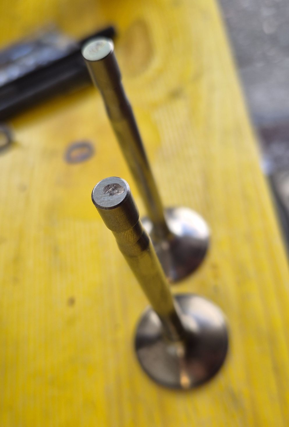 Should there be grooves on the rocker ends?