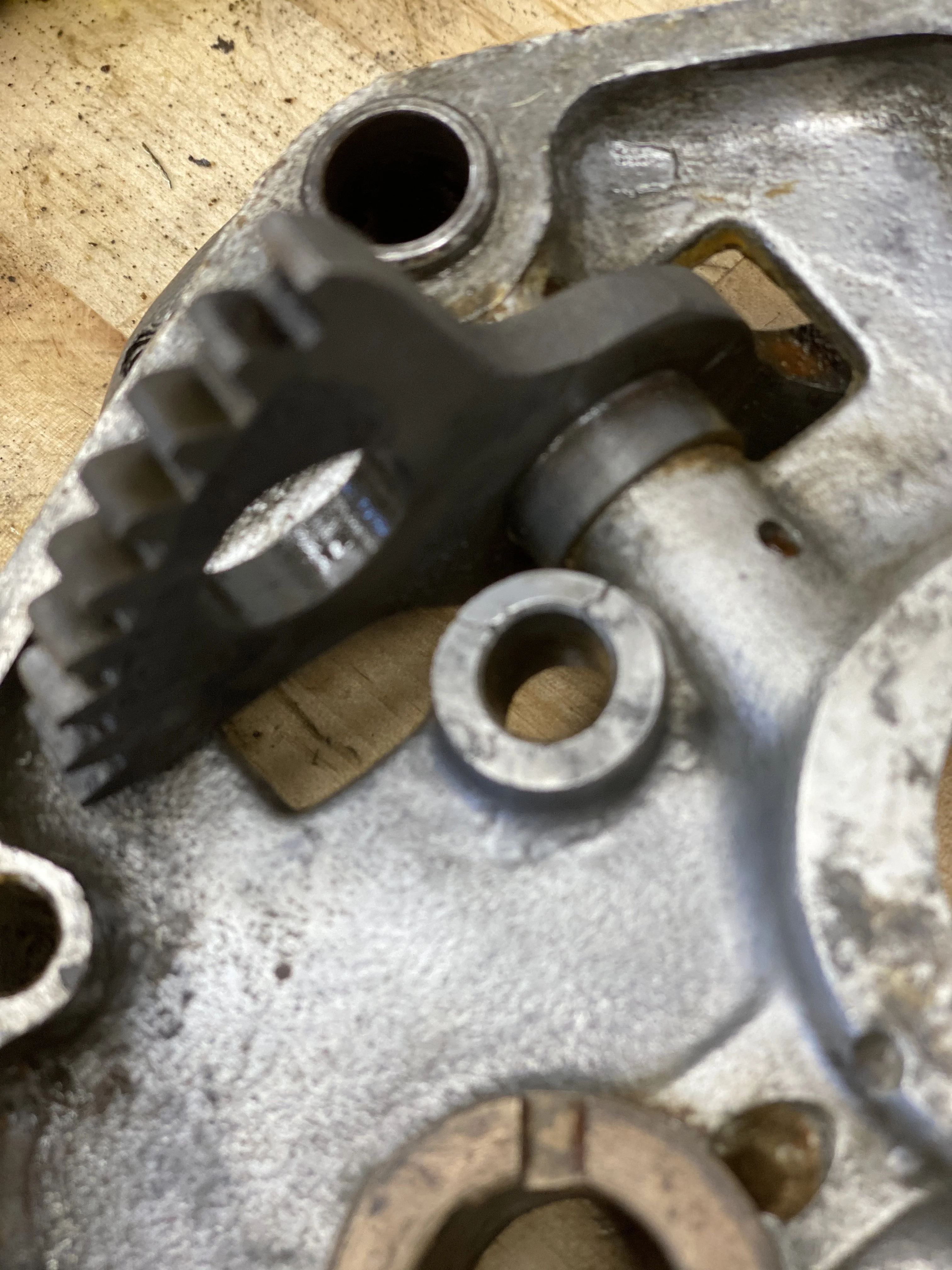 BSA A10 gearbox, inner cover crack